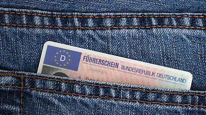 Der obere Rand eines Führerschein ragt aus einer Hosentasche