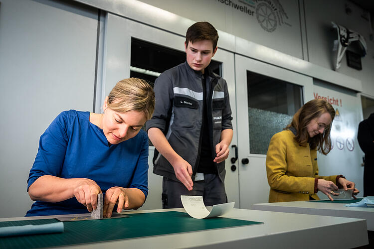 Katharina Schulze, MdL; MAN-Auszubildender; Eva Lettenbauer, MdL