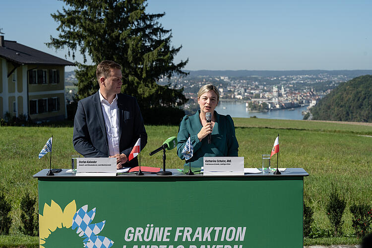 Stefan Kaineder, Umwelt- und Klimalandesrat, Land Oberösterreich und Katharina Schulze, MdL, auf der gemeinsamen Abschluss-Pressekonferenz, Fraktionsklausur 2025, Passau.