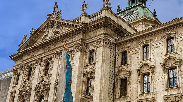 Großaufnahme Gerichtsgebäude