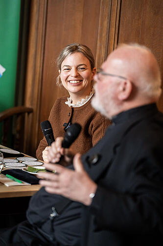 Katharina Schulze, MdL, und Kardinal Reinhard Marx, Erzbischof von München und Freising, beim Frühschoppen auf der Grünen Winterklausur. 