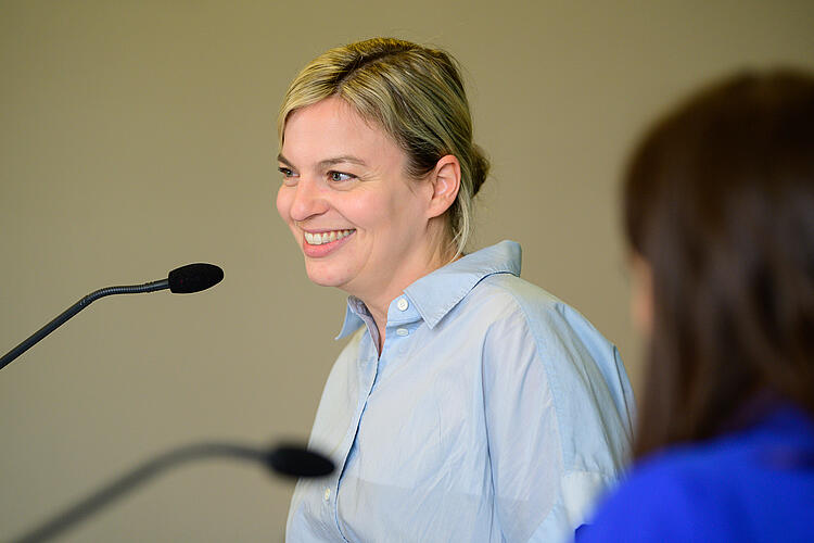 Katharina Schulze spricht in ein Mikrofon.