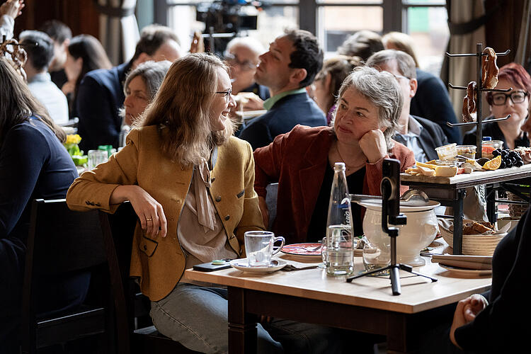 Die Landesvorsitzenden der Grünen Bayern Eva Lettenbauer, MdL, und Gisela Sengl im Gespräch.