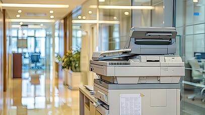 Drucker-Kopiergerät steht in hellem Flur