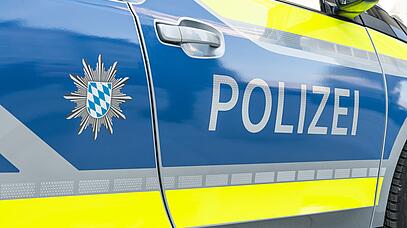 Nahaufnahme der Seite eines Polizeiautos.