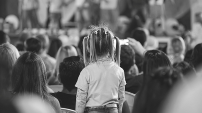 Zwei Jungen im Kindergartenalter, Schwarzweiß