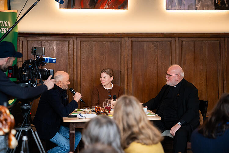 Christian Neureuther, ehem. dt. Skirennläufer, Katharina Schulze, MdL, und Kardinal Reinhard Marx, Erzbischof von München und Freising im Gespräch beim Frühschoppen der Landtags-Grünen.