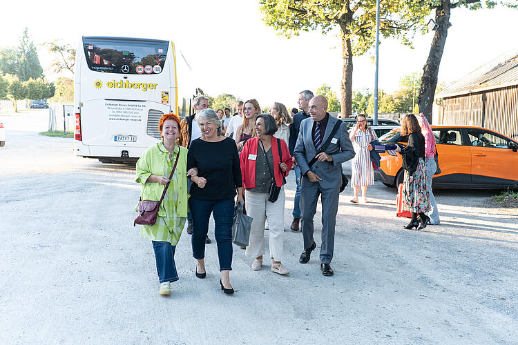 Barbara Fuchs, MdL, Gisela Sengl, Landesvorsitzende, Gülseren Demirel, MdL, und Jürgen Mistel, MdL, auf dem Weg zu Grüne im Dialog Niederbayern, Fraktionsklausur 2025, Passau.