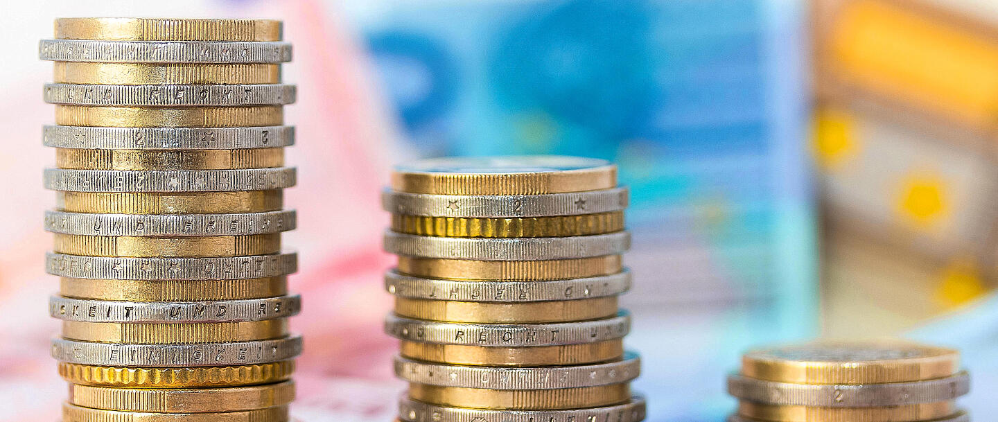 Drei Geldstapel auf Geldscheinen