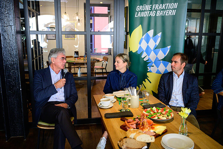 Joe Keaser im Tischgespräch mit Katharina Schulze und Philipp Lahm.