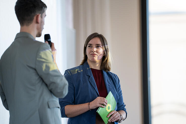 Laura Weber, MdL, moderiert das Gespräch mit Daniel Anthes, Nachhaltigkeitsexperte und Zukunftsforscher.