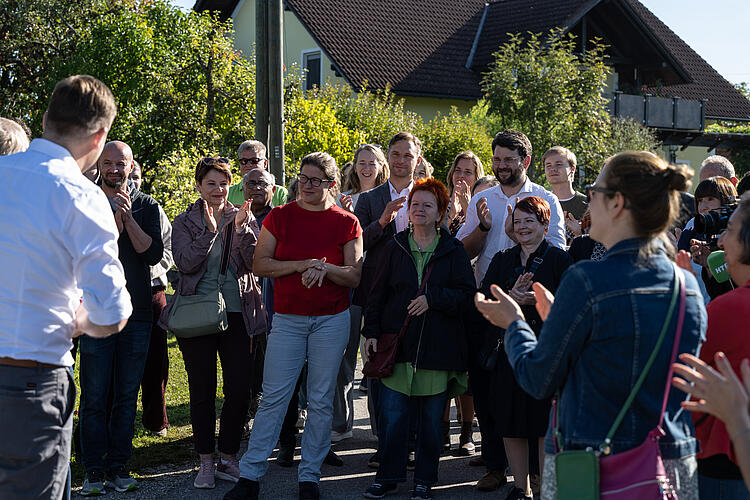 Abgeordnete der Grünen Landtagsfraktion auf der Wanderung "Hier atmet Europa", Grüne Bayern und Österreich, Fraktionsklausur 2025, Passau.