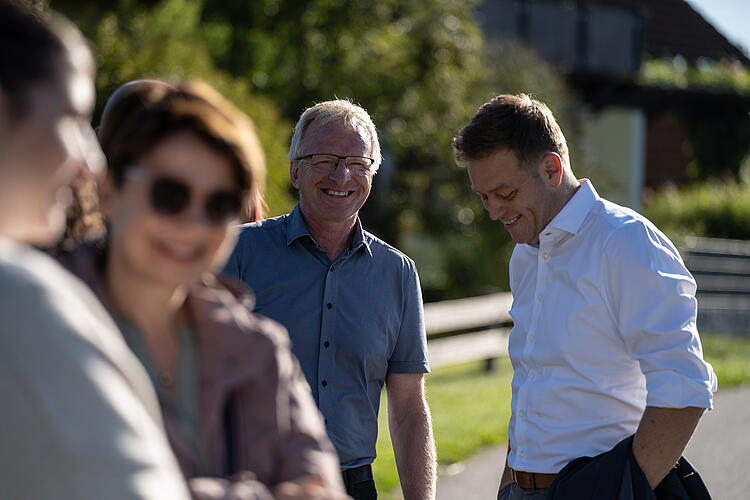 Christian Graf, Bürgermeister von Freinberg, und Stefan Kaineder, Umwelt- und Klimalandesrat, Land Oberösterreich, auf der Wanderung "Hier atmet Europa", Grüne Bayern und Österreich, Fraktionsklausur 2025, Passau.