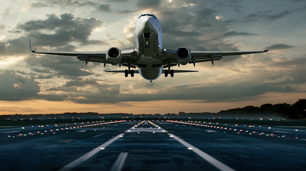 Ein Flugzeug schwebt wenige Meter über einer Startbahn