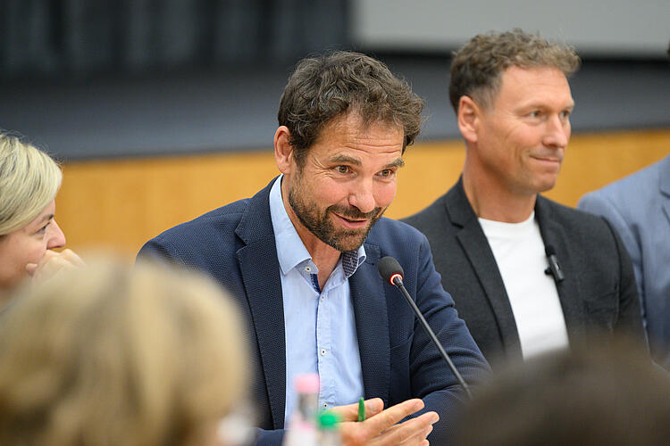 Martin Stümpfig moderiert die Gesprächsrunde zum Thema Freiheitsenergien Made in Bavaria