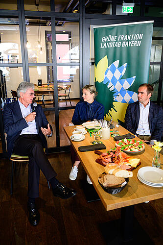 Joe Kaeser im Tischgespräch mit Katharina Schulze und Philipp Lahm