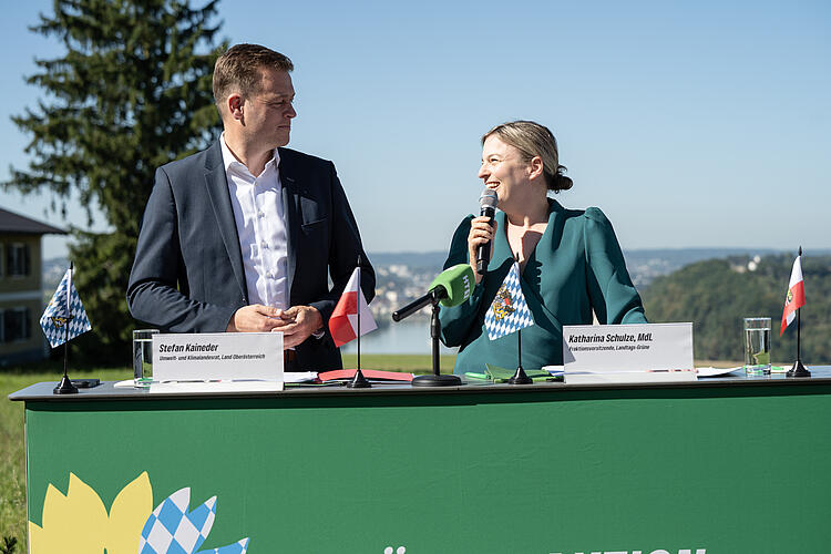 Stefan Kaineder, Umwelt- und Landesklimarat, Land Oberösterreich und Katharina Schulze, MdL, auf der Abschluss-Pressekonferenz, Fraktionsklausur 2025, Passau.