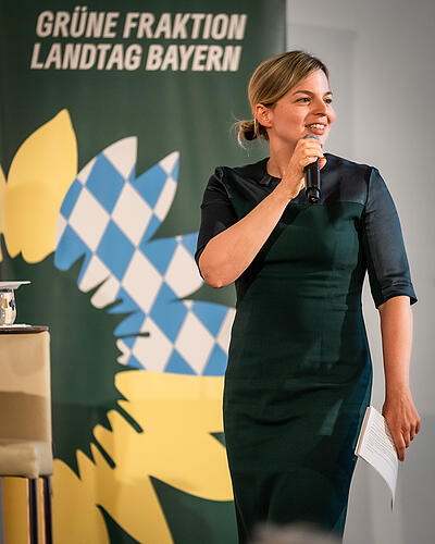 Katharina Schulze mit Mikrofon