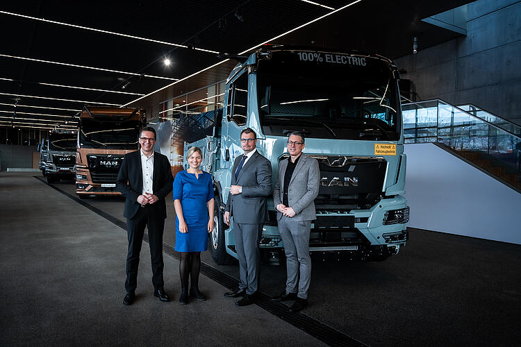 Katharina Schulze, MdL mit MAN-Vertretern vor elektrischen Lkw