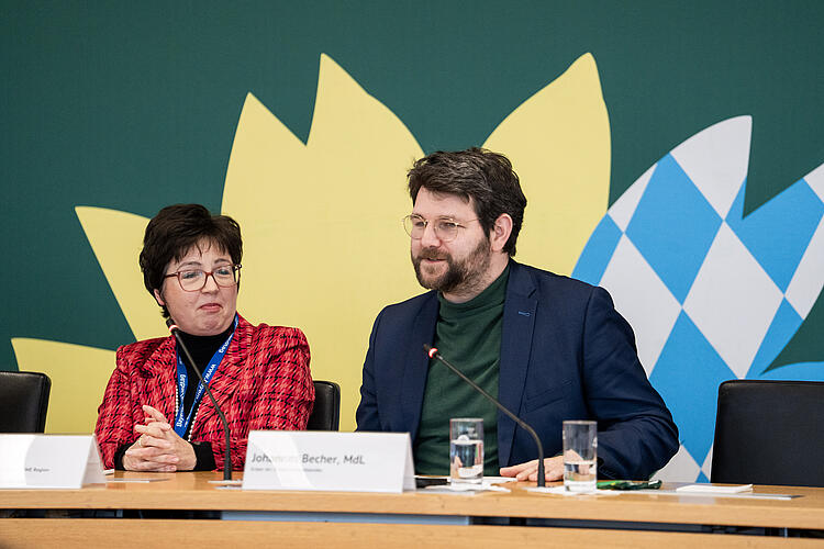 Ursula Egger, REWE Region Süd, und Johannes Becher, MdL auf dem Podium der Diskussionsrunde "Gutes Essen für alle – Utopie oder Grundrecht?".