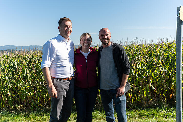 Gemeinsames Foto von Stefan Kaineder, Umwelt- und Klimalandesrat, Land Oberösterreich, Katharina Schulze, MdL, und Severin Mayr, Klubobmann der Grünen, Landtag Oberösterreich, auf der Wanderung "Hier atmet Europa", Grüne Bayern und Österreich, Fraktionsklausur 2025, Passau.