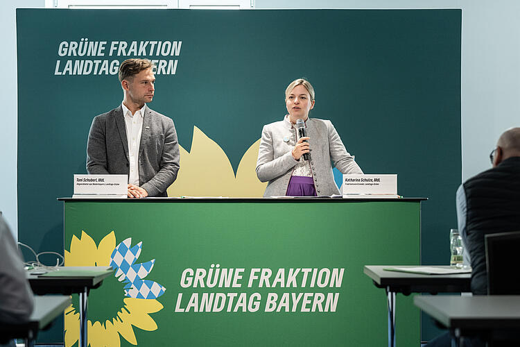 Katharina Schulze, MdL, spricht gemeinsam mit Toni Schuberl, MdL, auf der Eröffnungspressekonferenz der Fraktionsklausur 2025 in Passau.