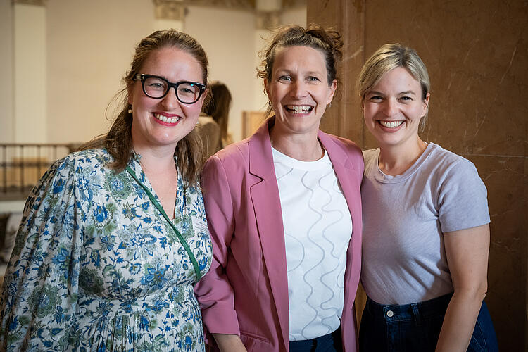 Gruppenfoto mit Julia Post, MdL, Kathrin Lehmann, Unternehmerin, TV-Expertin, ehmalige Fußball- und Eishockeyprofisportlerin und Katharina Schulze, MdL