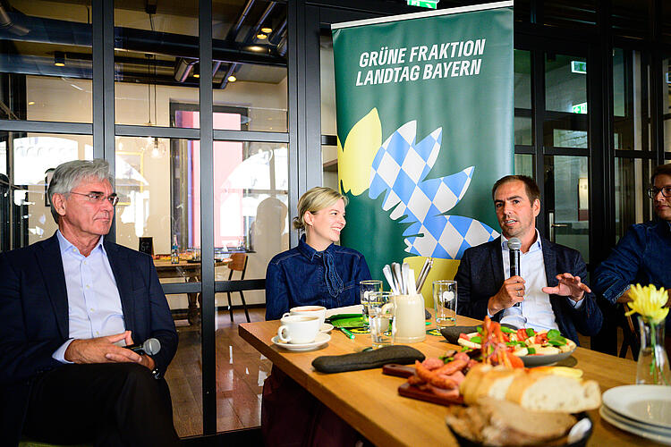 Philipp Lahm im Tischgespräch mit Katharina Schulze und Joe Kaeser