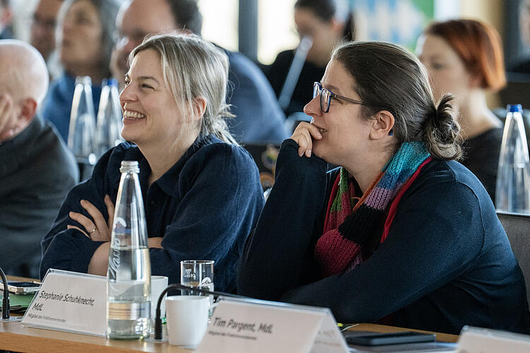 Katharina Schulze, MdL, und Stephanie Schuhknecht, MdL, im Publikum der Diskussionsrunde.