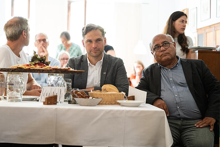 Toni Schuberl, MdL, und Cemal Bozoğlu, MdL, beim Frühschoppen auf der Fraktionsklausur 2025 in Passau.