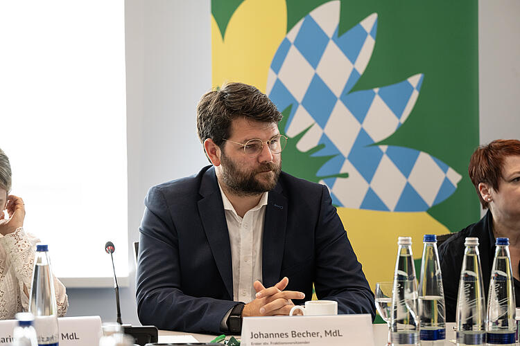 Johannes Becher, MdL, auf der Townhall "Jugend trifft Politik", Fraktionsklausur 2025, Passau.